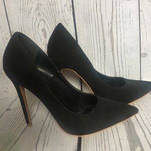 Black pumps